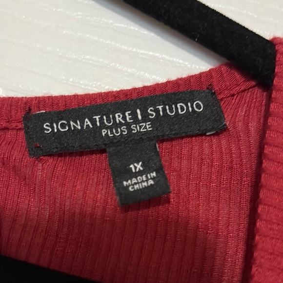 Signature Studio Plus Size Red Knit Top - Picture 2 of 3